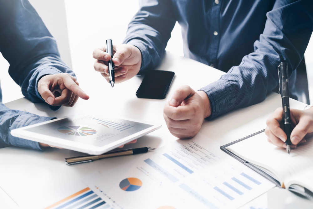 Asian,Business,Adviser,Meeting,To,Analyze,And,Discuss,The,Situation